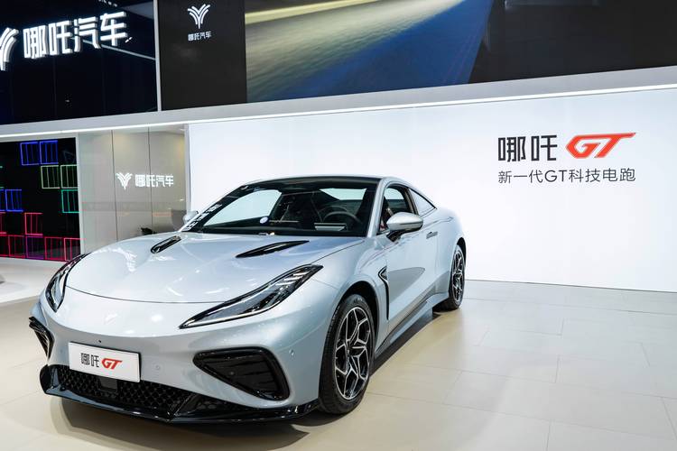 重庆100哪吒汽车在智能汽车领域的表现，领途汽车在新能源汽车市场中的影响力